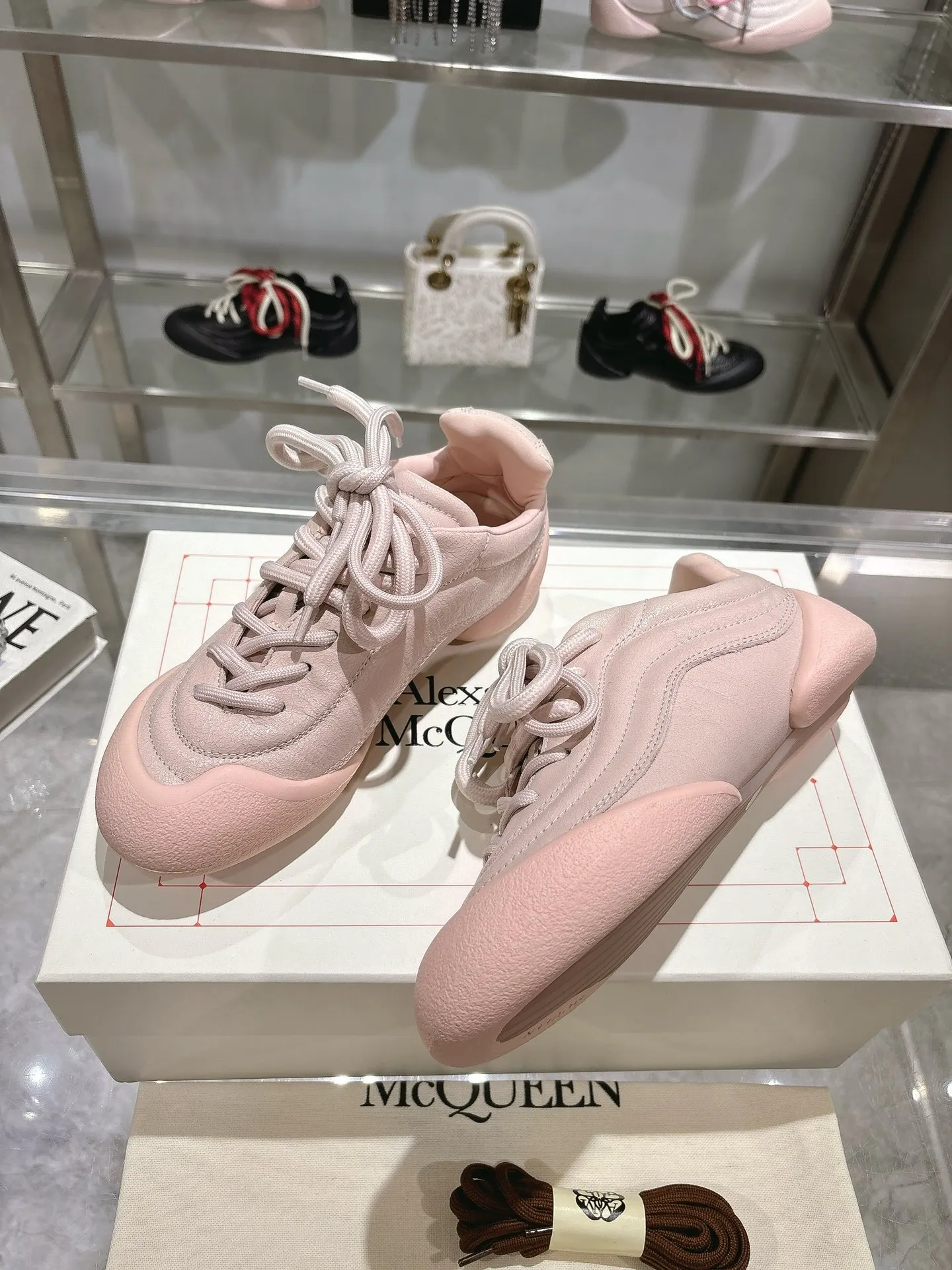 p580💰Couple model 𝐀𝐥𝐞𝐱𝐚𝐧𝐝𝐞𝐫 𝐌𝐜𝐐𝐮𝐞𝐞𝐧#/Alexander McQueen’s latest Flexion series, retro, casual, sneakers, original purchase, development, production, this Flexion Off Low-top sneakers in white grained leather with varying sized laces and an anatomically inspired lightweight segmented sole. The reverse skull pattern is embossed on the heel. Fabric: Original customized imported first-layer cowhide. Lining: Customized imported breathable mesh lining. Sole: Original open-molded non-slip TPU material. Bottom thickness: 2CM. Size: #Female size 35-40 (40 customized, non-refundable) #Men’s code 39-45 (45 customized, non-refundable)